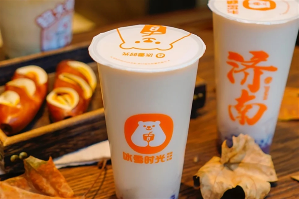 冰雪时光加盟费明细表，冰雪时光哪一年成立的：奶茶赛道多众多样的品牌，冰雪时光是一冰淇淋味主打产品的品牌，创立于2014年，至今已有10年的时间