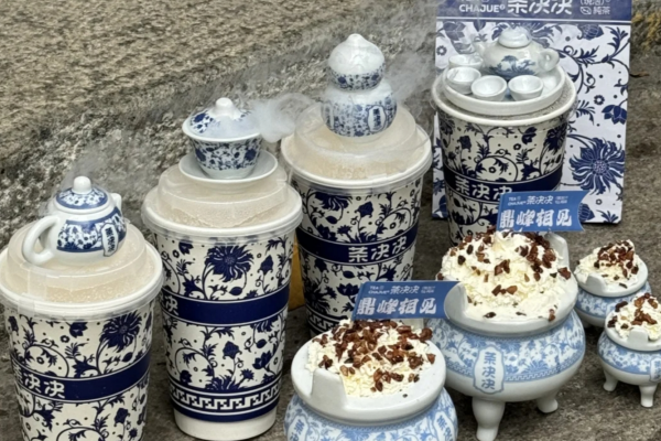 茶决决，这个近年来在茶饮市场上迅速崭露头角的品牌，以其独特的“茶+N”融合模式和精致的店铺设计，吸引了众多消费者和投资者的目光。那么，茶决决究竟是哪里