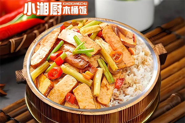 小湘厨木桶饭加盟电话：2025小湘厨木桶饭加盟费用及条件