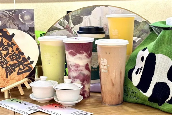 茶田半亩加盟官网电话：2025茶田半亩加盟费多少钱？茶田半亩总部位于成都。通过中国地气养出的花与茶。将中国自身的历史文化，进行创造性的转化重新提炼。以古法窨花制茶打造，现代新中式花香型茶饮国货品牌。产品线覆盖鲜奶茶、水果茶、鲜萃茶、手作甜品等。从城市中来，到自然中去。将自然里的悠然，延伸到每个日常，牵引着回到自然，回到自我的松弛状态。栀造闲适生活的现代哲学，生活的每个角落，茶田都能以她独特的姿态悄然绽放，将自然松弛的诗意感受，融入每一寸时光，万物皆可茶田花，栀造种种可能。
