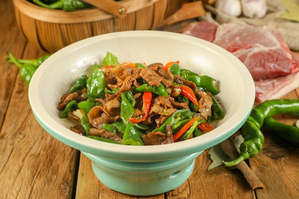 &ldquo;三五根辣椒，二两猪肉，青椒切丝，猪肉切片，爆辣一炒，香气满堂&rdquo;&mdash;&mdash;这就是湘八爷辣椒炒肉，一个两年内从零做到全国500多家门店的湘菜快餐黑马。很多创业者都在问：加盟湘八爷到底需要多少钱?需要什么条件?怎么一步步加入?今天，我们就带来2026年官网最新加盟信息，让你一文看懂。