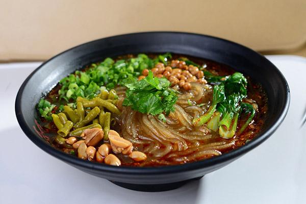 稻小鱼酸辣粉加盟靠谱吗？五大优势让你轻松开店