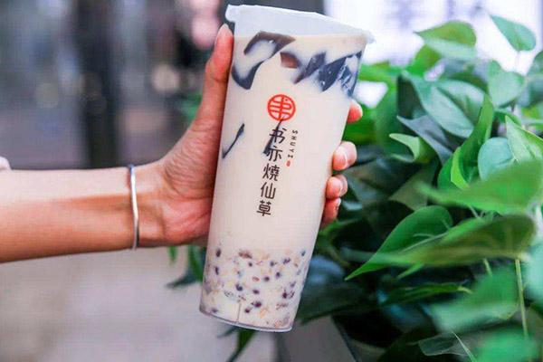加盟书亦烧仙草奶茶店大概要多少钱？几平米店几万块钱即可开店了