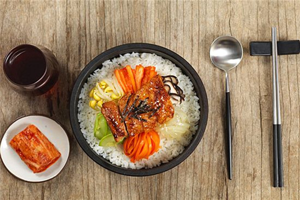 县城开家食米香石锅拌饭店一年能挣多少钱？