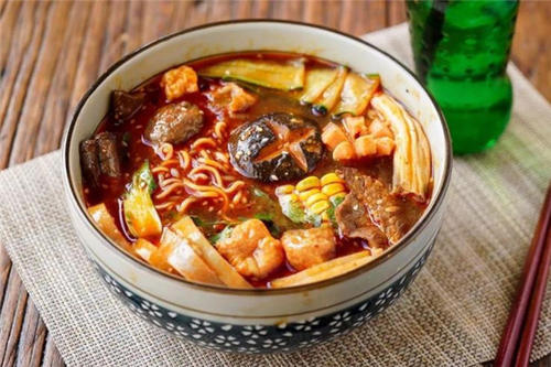 小蛮椒麻辣烫可以加盟么？加盟能挣钱吗
