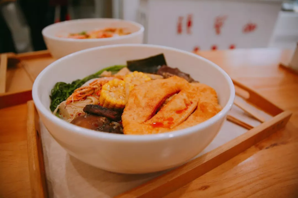 刁四藤椒麻辣烫店铺怎样吸引顾客,提高店铺客流量？