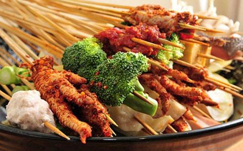 六婆串串香火锅加盟费用多少钱？加盟六婆串串香有哪些优势？