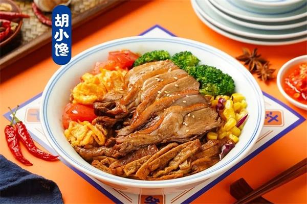 胡小馋卤汁拌饭加盟总部客服电话号码：1人+10㎡档口_0经验也能开店