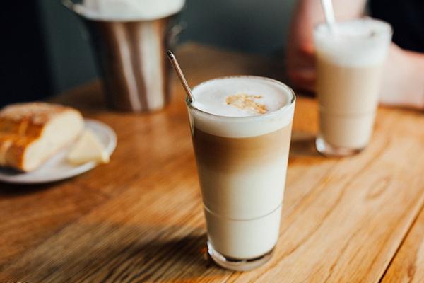 毕业女大学生经营熊猫一间店奶茶店，一个月净赚3万