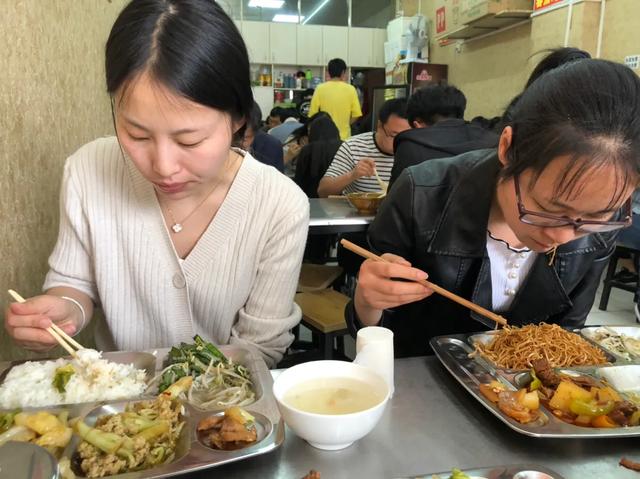 郑州高新区中式快餐，荤素菜搭配十一块钱，米面免费吃顾客天天去