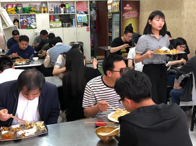 郑州高新区中式快餐，荤素菜搭配十一块钱，米面免费吃顾客天天去
