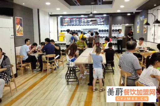 打工小伙加盟中式餐厅，他的店日销售额达8000元