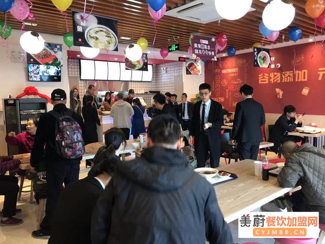 港谷快餐：开中式快餐加盟店新手怎么选适合的店铺