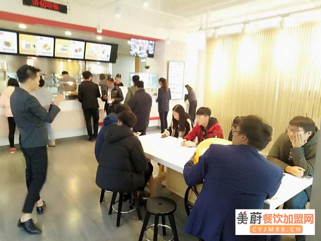 港谷中式快餐：开中式快餐加盟店重要一步是选对新项目