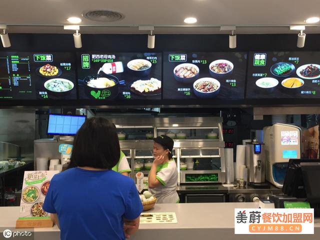 靠一碗鸡汤年赚30亿开店800家，老乡鸡为何能跃居中式快餐第一？