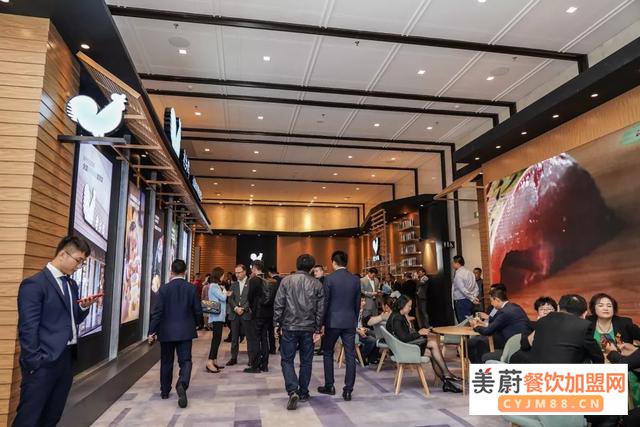 靠一碗鸡汤年赚30亿开店800家，老乡鸡为何能跃居中式快餐第一？