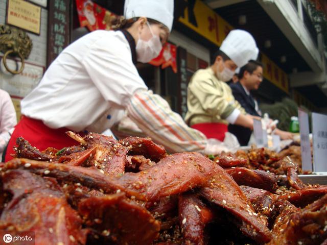 卤菜店加盟怎么样，熟食店开在哪里好，卤味开店哪些方面最重要