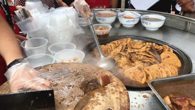 北京地道小吃，15元一碗的卤煮火烧，闻着味来买，口水掉一地！