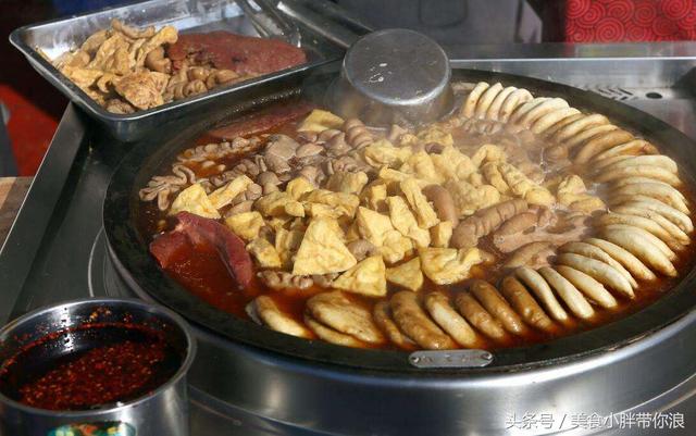 北京地道小吃，15元一碗的卤煮火烧，闻着味来买，口水掉一地！
