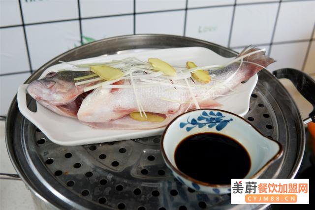 做清蒸鱼，别只会放葱姜，去掉鱼身上这些部位，鱼肉没腥味还鲜嫩