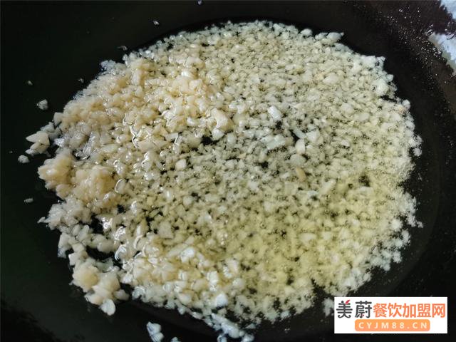 蒸海鲜的蒜蓉怎么调，教你常用炒蒜蓉方法，拌粉丝都能吃出海鲜味