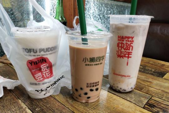 小狮同学鲜果茶饮加盟费多少？开这家饮品店10万起步！